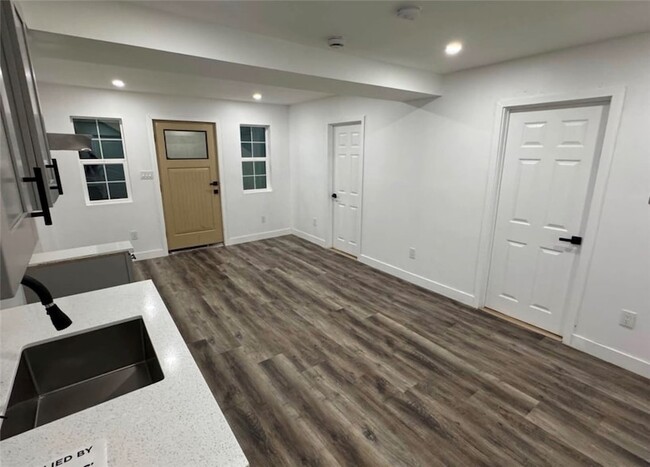 Photo - 2566 Broadway