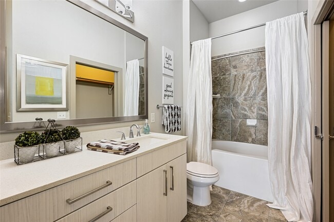 Building Photo - 2411 Fondren Rd Unit 1113 Rental