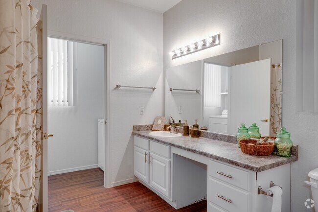 1BR, 1BA - 817SF