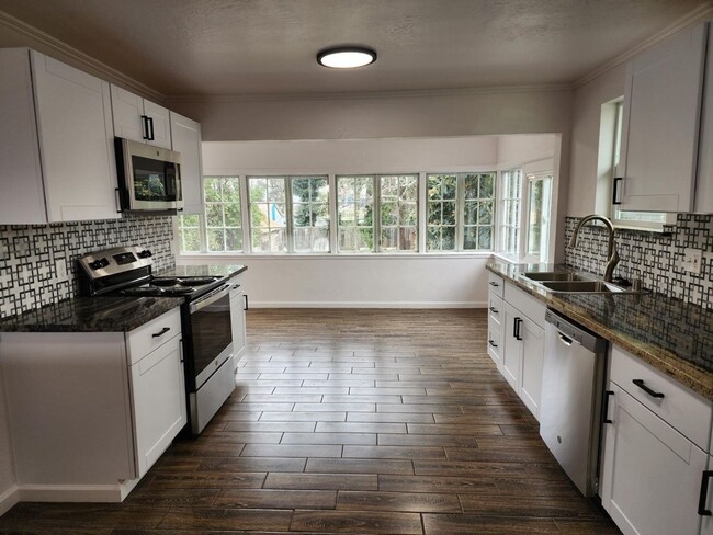 Charming Remodeled 3 Bedroom Victorian In ... - Charming Remodeled 3 Bedroom Victorian In ... Casa