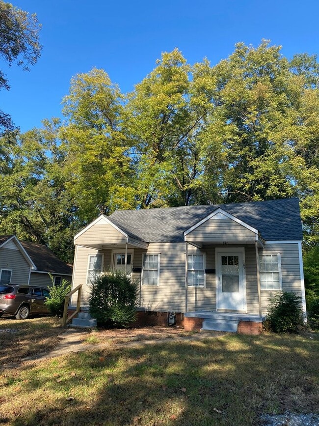 Building Photo - Cambridge Cir 161 & 163 Unit 161