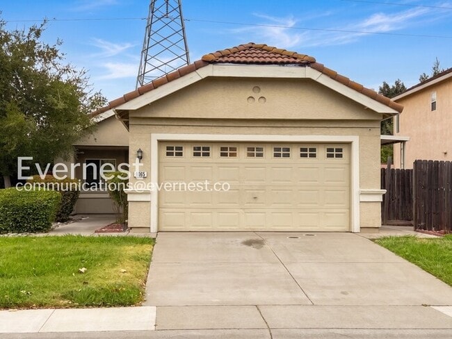 Building Photo - 3 Bed, 2 Bath Home with Fenced Yard & Garage Parking / Voucher Accepted / Coming Soon! Tours Avai...
