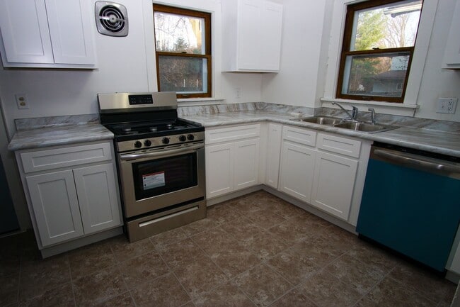 Photo - 3 Bedroom Spacious Kenosha Townhouse