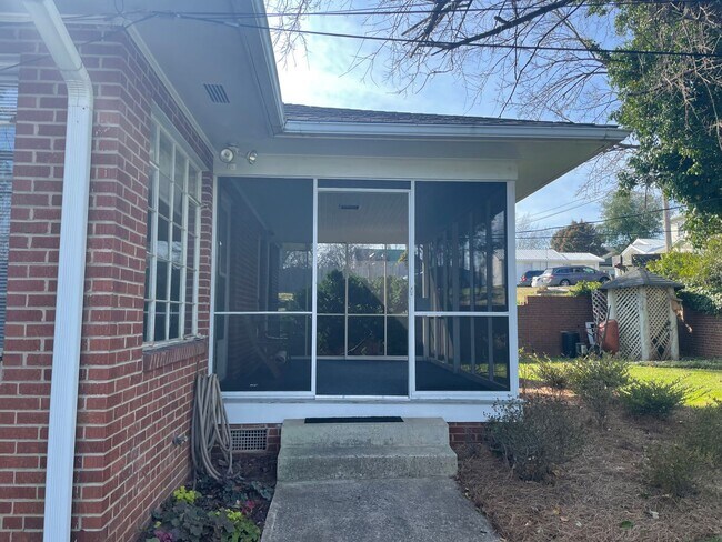 Adorable 2 Bedroom Close to Downtown Green... - Adorable 2 Bedroom Close to Downtown Green... Casa