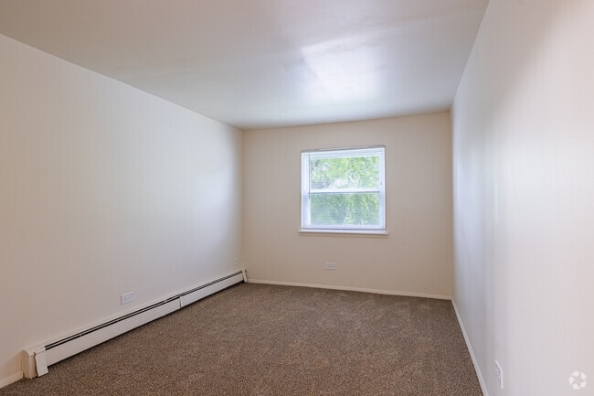 2BR, 1BA - 890SF - Primary Bedroom