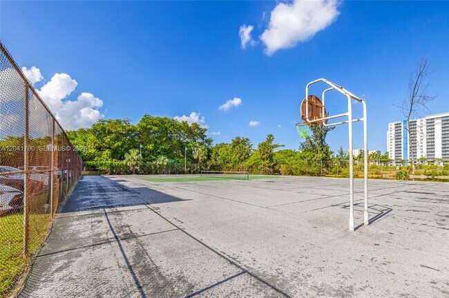 4805 NW 7th St Unit 302-15