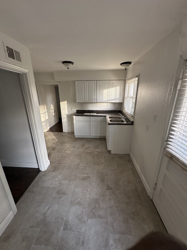 Photo - 4855 Elena St