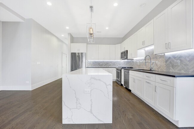 Photo - 562 W 18th St