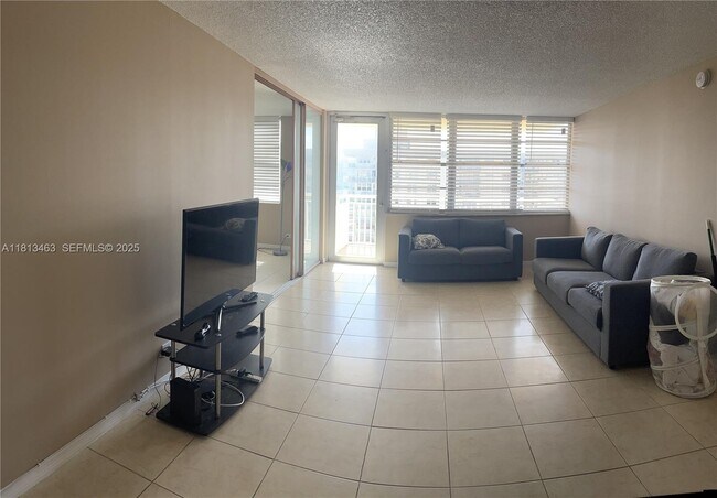 Photo - 251 174th St Unidad 2211