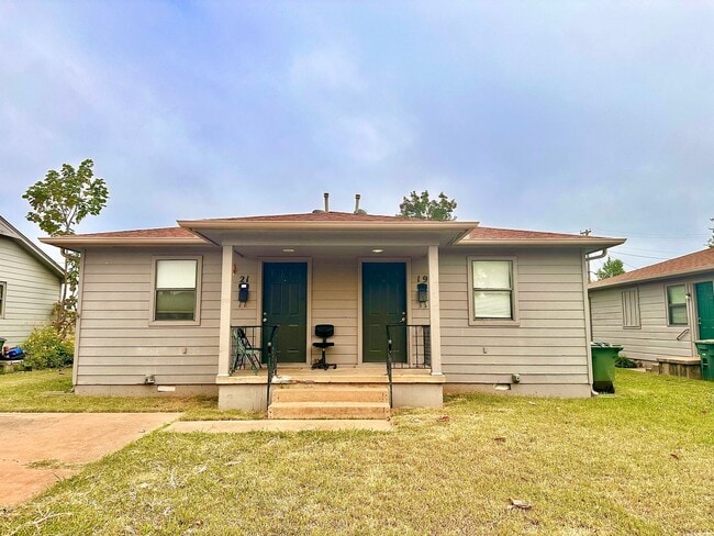 Building Photo - Cute 2-Bed Home with Hardwood Floors and G...