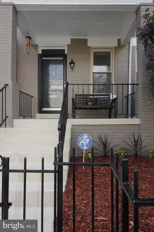 Building Photo - 1932 Summit Pl NE