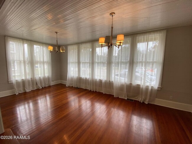 Photo - 215 Versailles Blvd