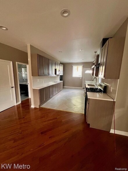 Photo - 939 Webb St