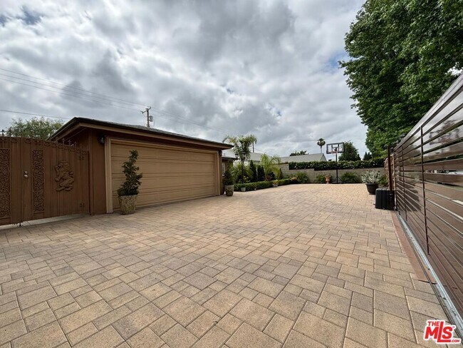 Photo - 6550 Van Noord Ave