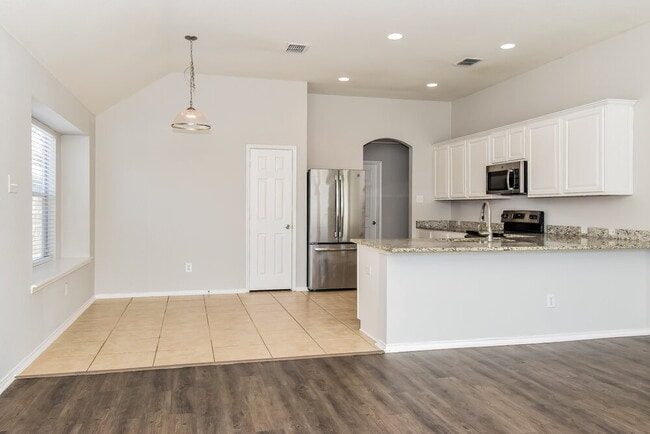 Photo - 910 Bowie Dr