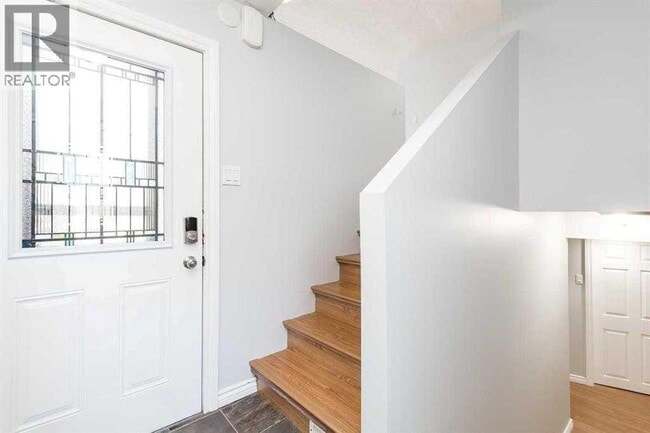 Photo - 93 Simon Fraser Blvd W