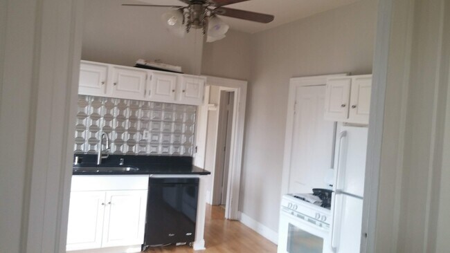 1622 N Warren Ave Unit Upper