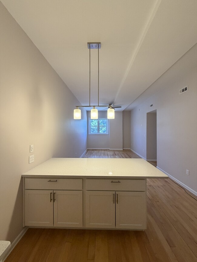 Building Photo - 203 W Caracas Ave Unit 5