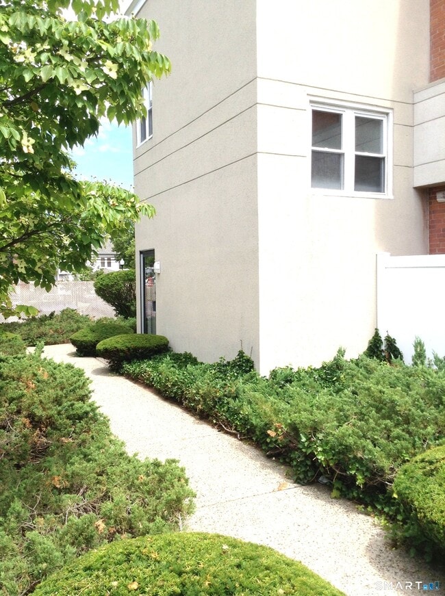 Photo - 1220 Whitney Ave Unit 2D