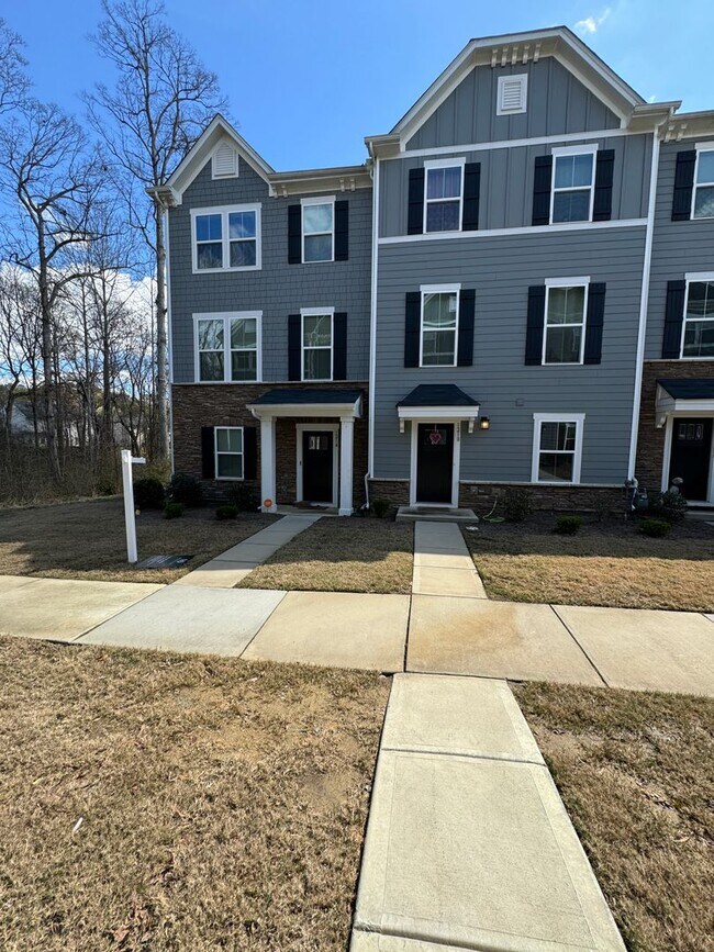 Building Photo - 3BR/2.5BA End Unit Townhome