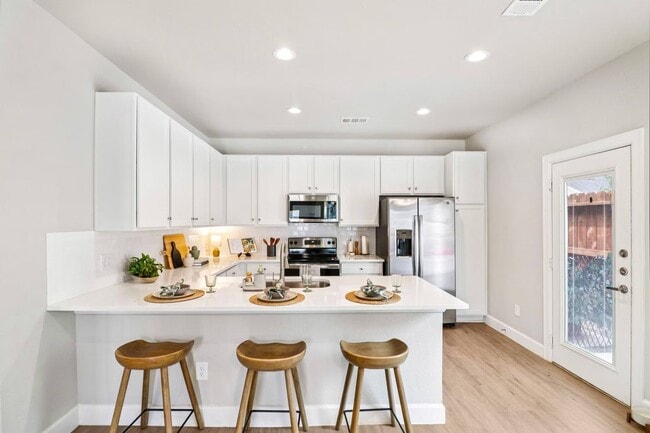 Building Photo - Live Rent-Free Up to 8 Weeks! Unit CGL1 Rental