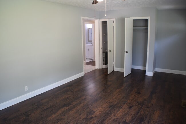 Sala de estar que se comunica con la cocina-comedor. - 2816 Beaverwood Dr