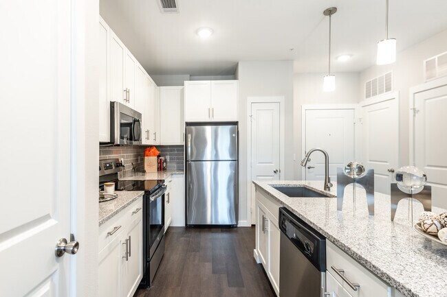 1BR, 1BA - 630 SF