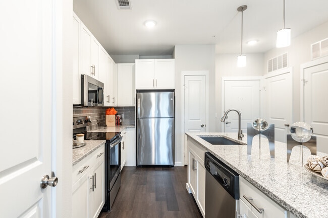 1HAB, 1BA - 630 ft² - Skyline Trinity