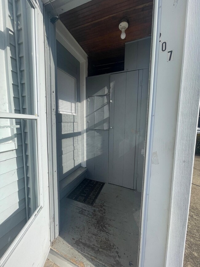 Entrance to 207 - 203 Main St Unit 3 # 207