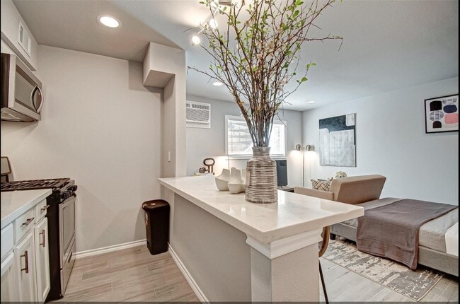 Building Photo - 1903 Commonwealth St Unit 17