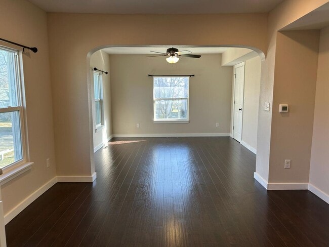 Building Photo - 1638 B Ave NE Unit Upper