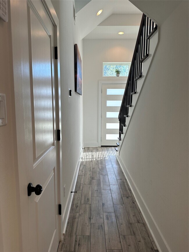 Photo - 2714 Nagle St