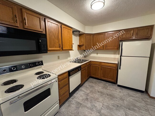 Photo - Spacious 1-Bedroom in Cotter Near Valley Airport – Unique Garage