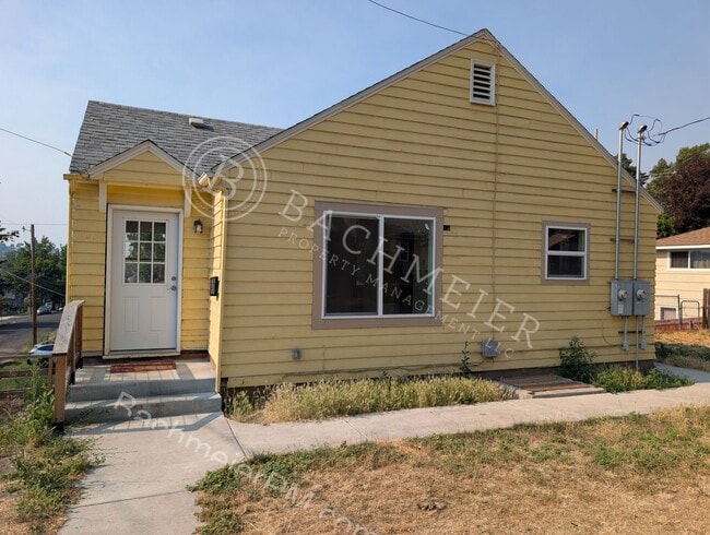 Building Photo - 900 NW Furnish Ave Unit 900 NW Furnish Ave