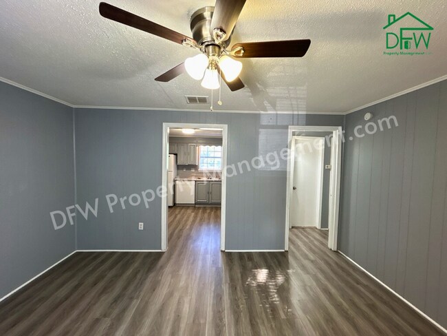 Photo - Charming 2-Bedroom Upstairs Apartment in Irving – Convenient Location, Fenced Yard, and More!