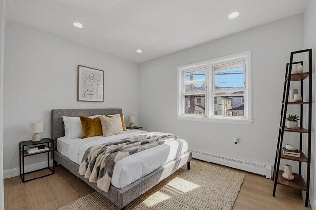 Photo - 139 W 51st St