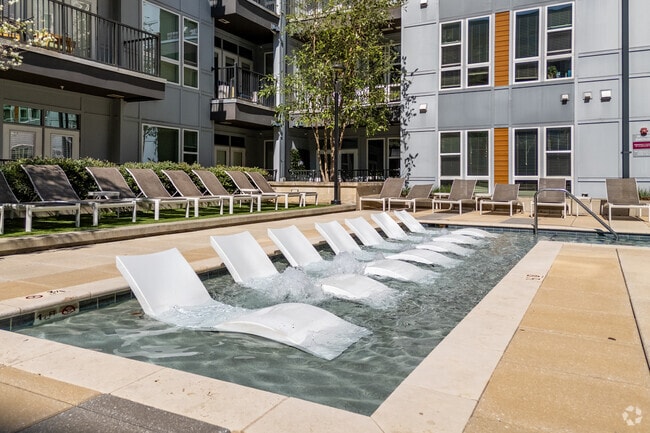 Resort Style Pool - Uptown 550