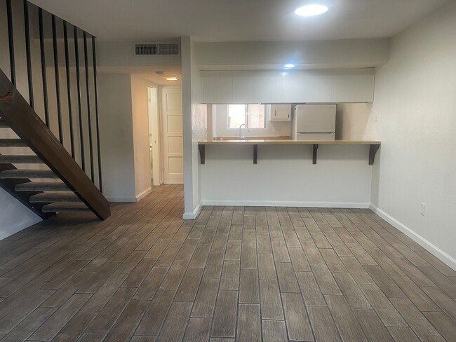 Photo - 2+1.5 READY NOW! Unit C