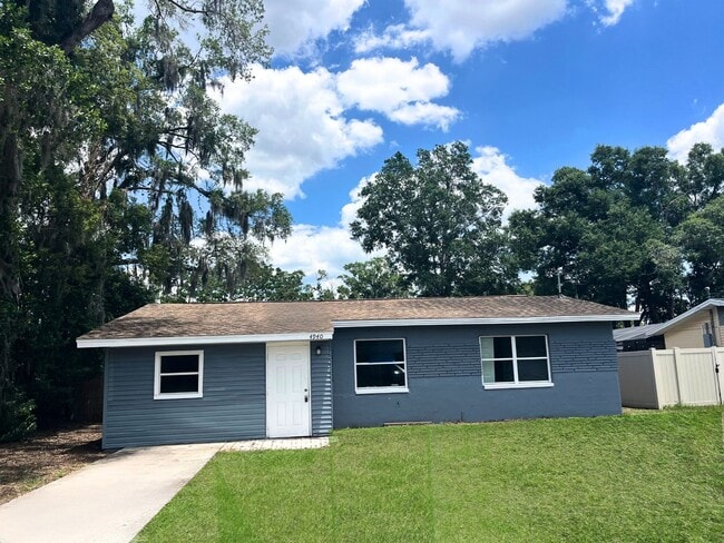 Building Photo - Tons of Living Space in this 3BR/1BA Zephyrhills Block Home with Large Fenced Yard!