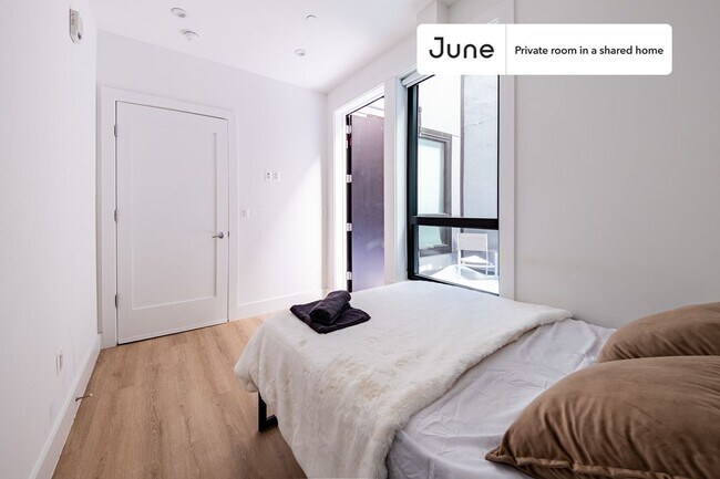 Room in Shared 4 bed/2 bath home in Dupont Circle