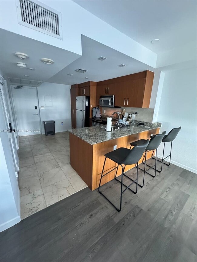 Building Photo - 10275 Collins Ave Unit 402