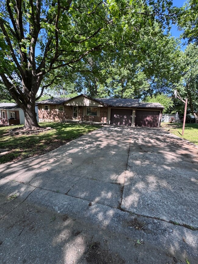 Photo - 205 S Forester Dr