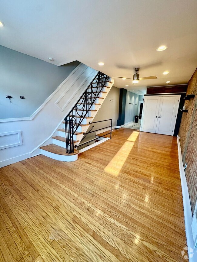 Building Photo - Updated Port Richmond Home