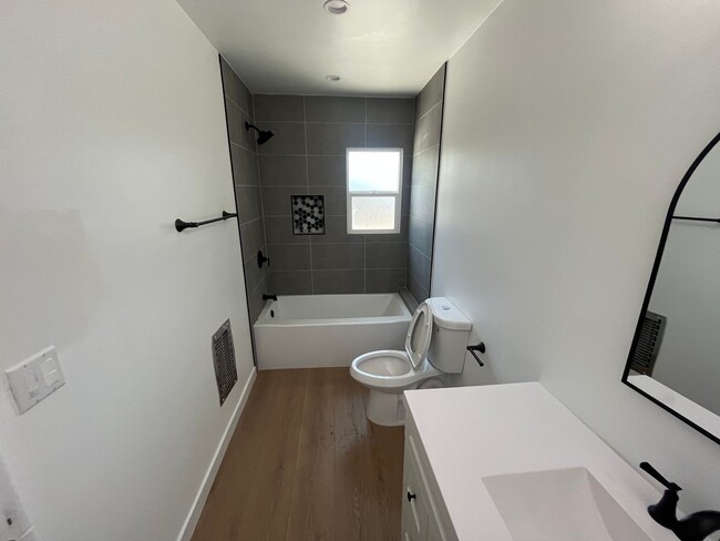 Building Photo - 10716-10720 Oxnard St. Unit 10718 Rental