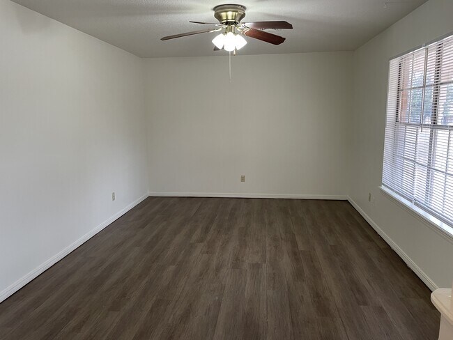 Photo - 932 W Lovers Ln