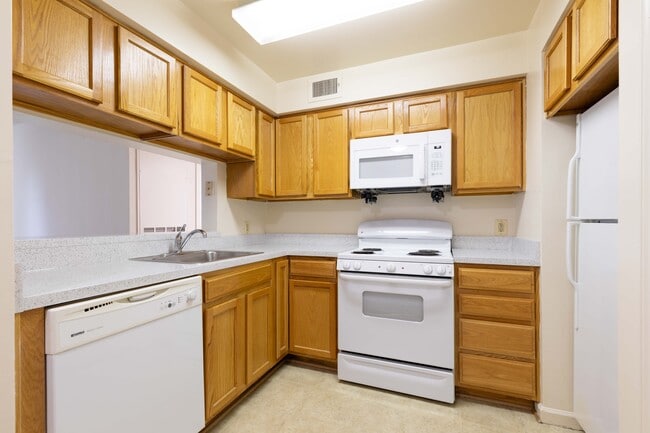 Courthouse Crossings - Kitchen - Courthouse Crossings Apartments