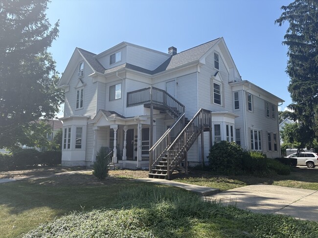 Building Photo - 28 Peck St Unit 3