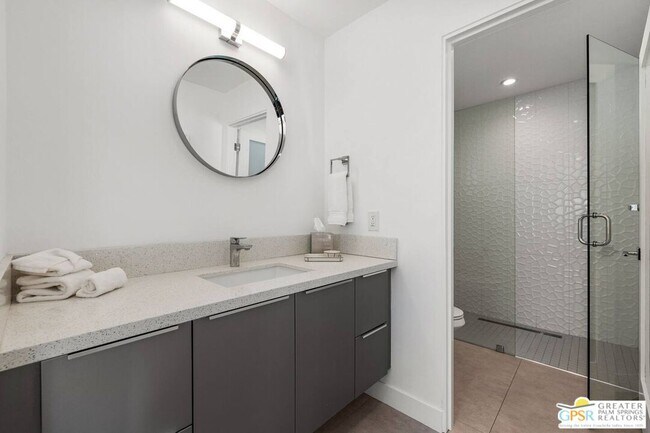 Photo - 945 N Buttonwillow Cir