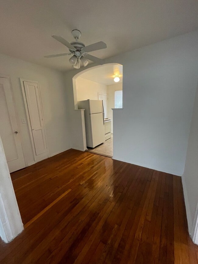 Photo - MCD15292              25 Unit 1529 MCDUFF AVE. #2 down