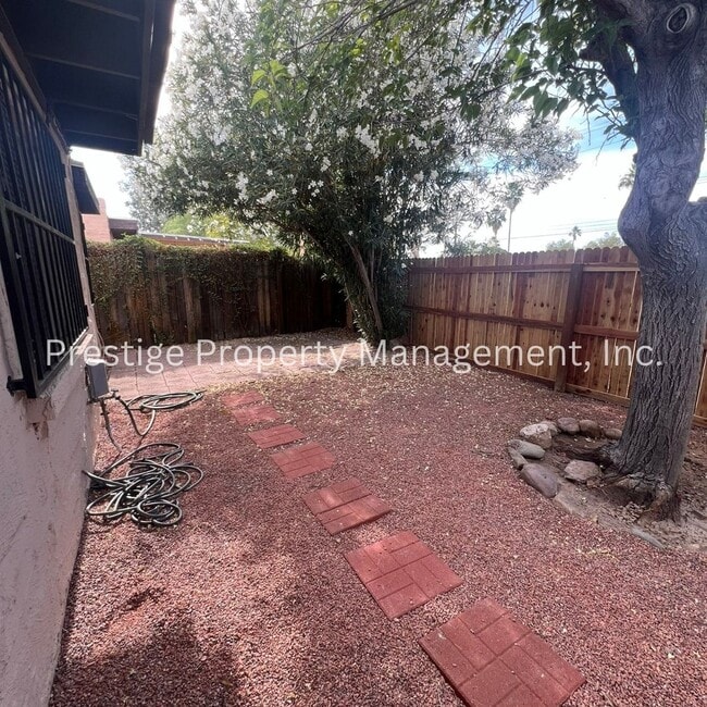 Photo - !!Charming Townhome With Fenced Yard!!